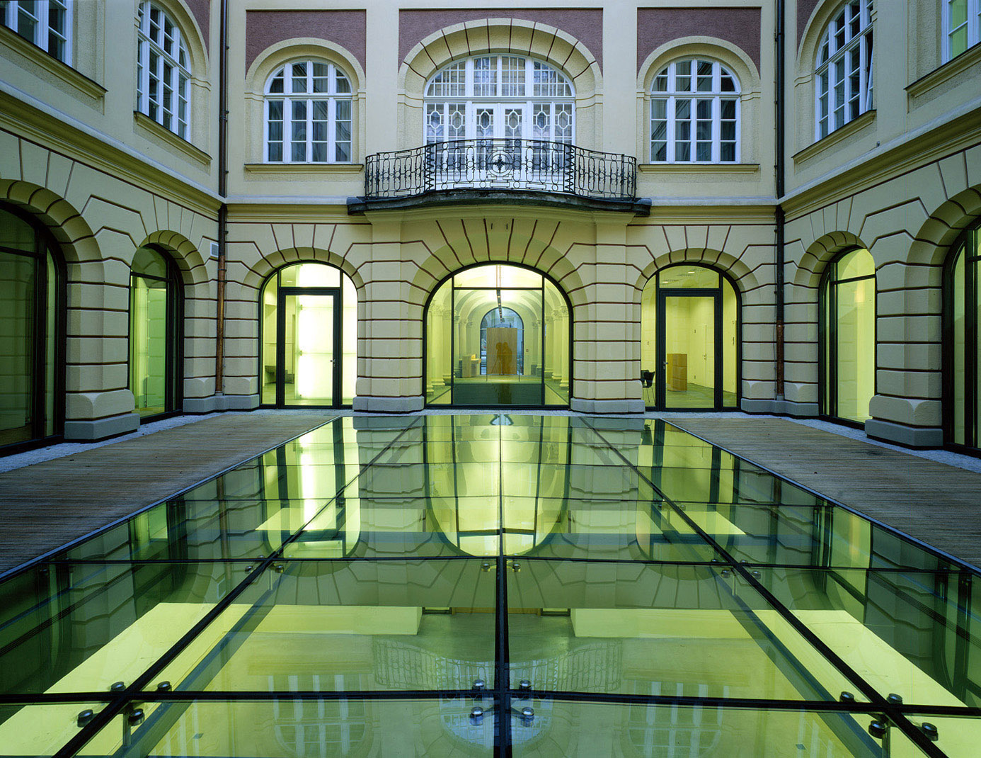 Inner courtyard with glass roof on the ground