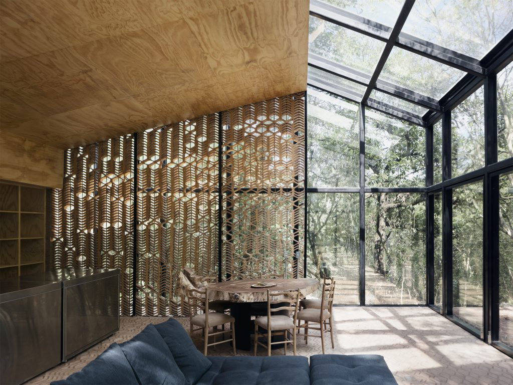 Innenraum mit Glas- und Holzdach bzw. -fassade