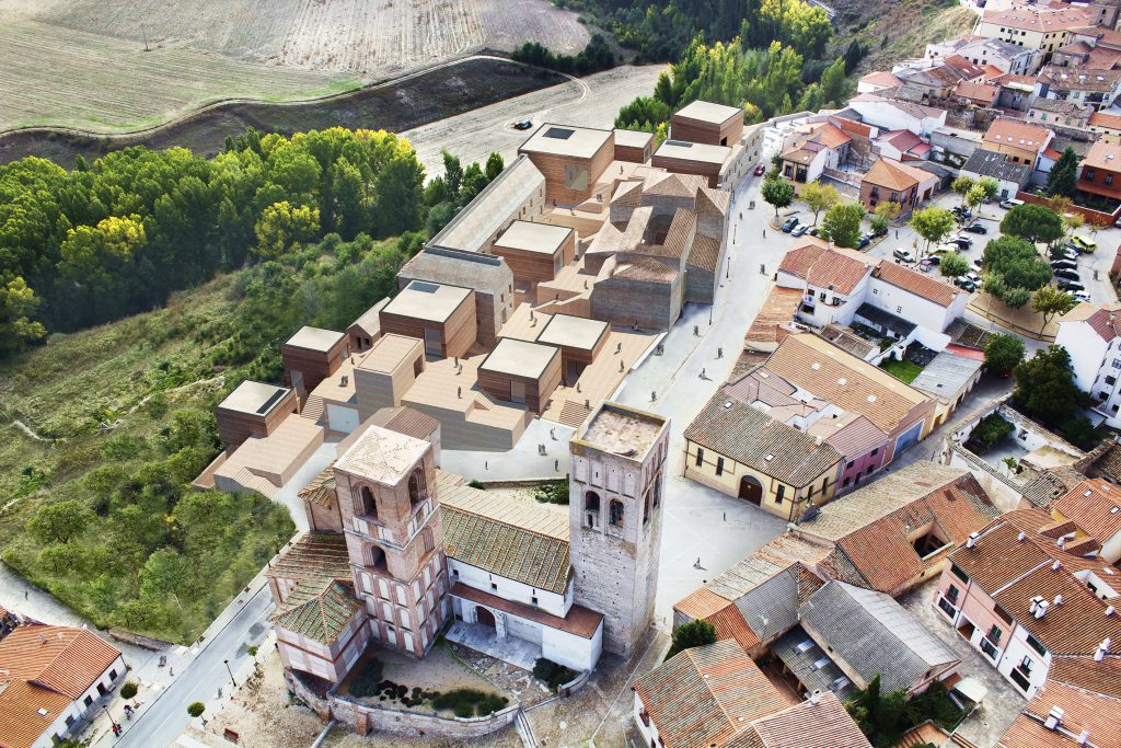 kleines Dorf mit Kirche von der Vogelperspektive aus betrachtet