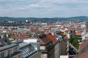 Blick über die Dächer einer großen Stadt