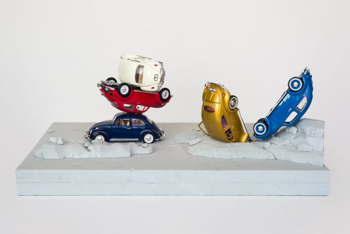 5 Spielzeugautos (Käfer) in weiß, rot, blau, gold und schwarz