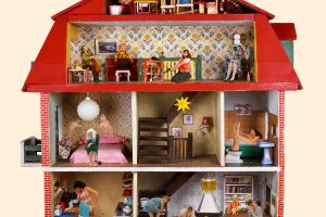 Collage aus Puppenhaus mit echten Menschen darin die verschiedene Tätigkeiten ausüben