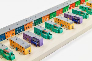Architekturmodell mit bunten Häusern aneinandergereiht