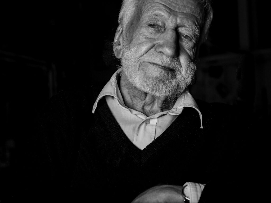 schwarz-weiß Foto mit altem Mann mit Bart