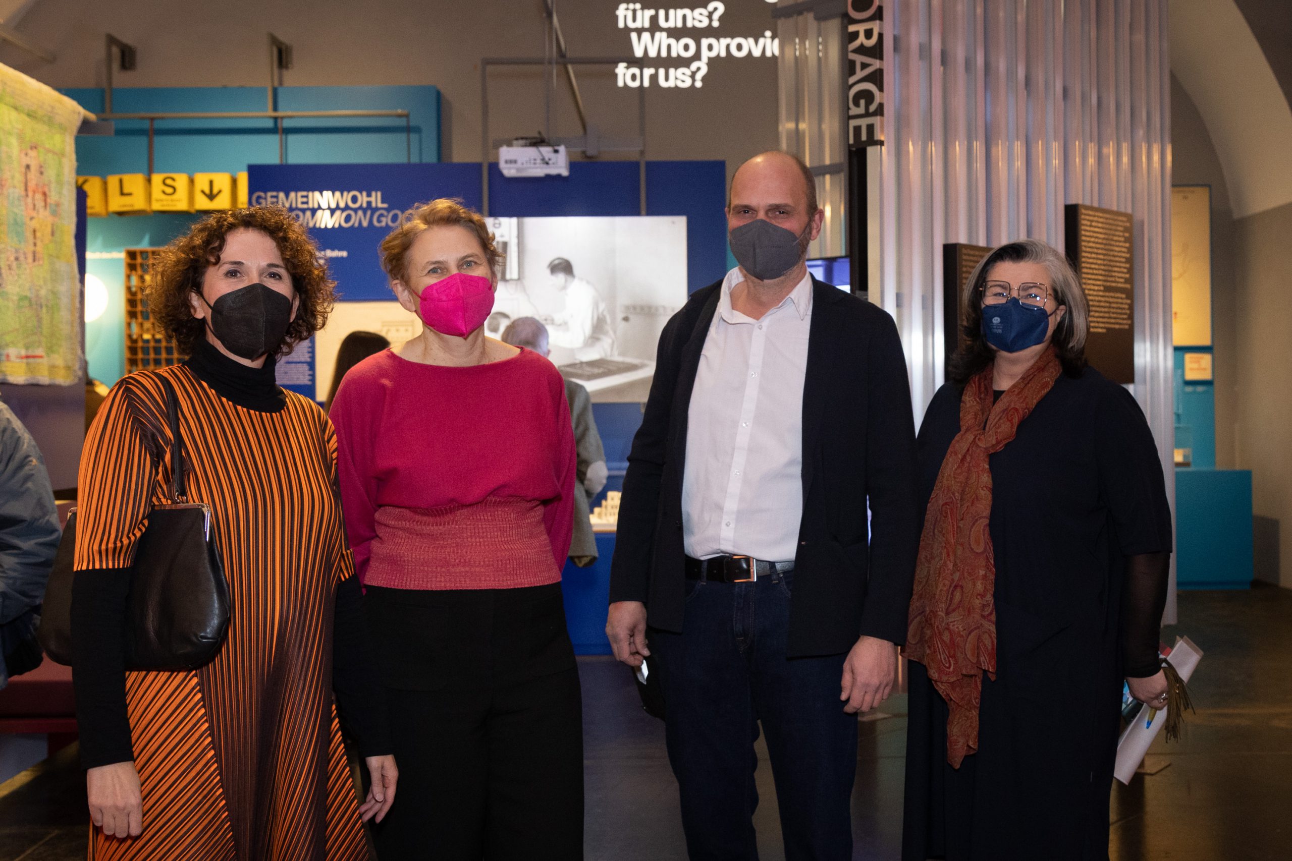 4 Personen mit Masken im Gesicht