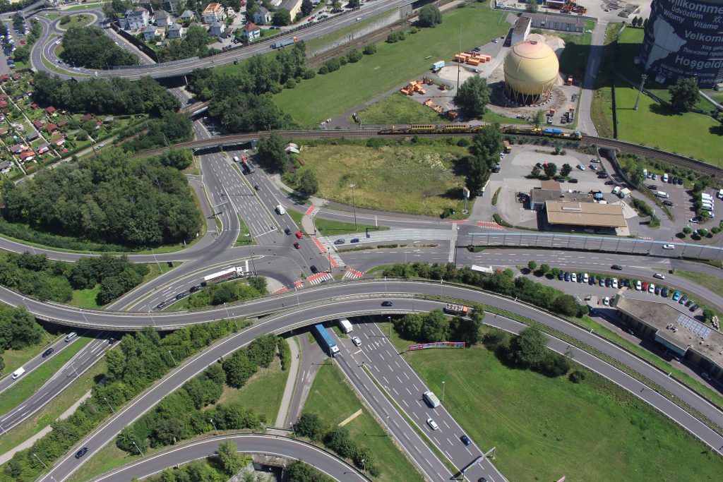 Autobahnkreuz aus der Vogelperspektive