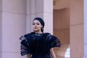 Frau mit schwarzen Haaren und schwarzen Kleid