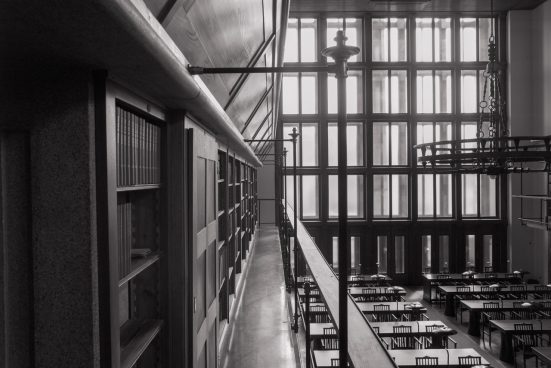 schwarz weiß Foto eines Lesesaals mit hohen riesigen Fenstern