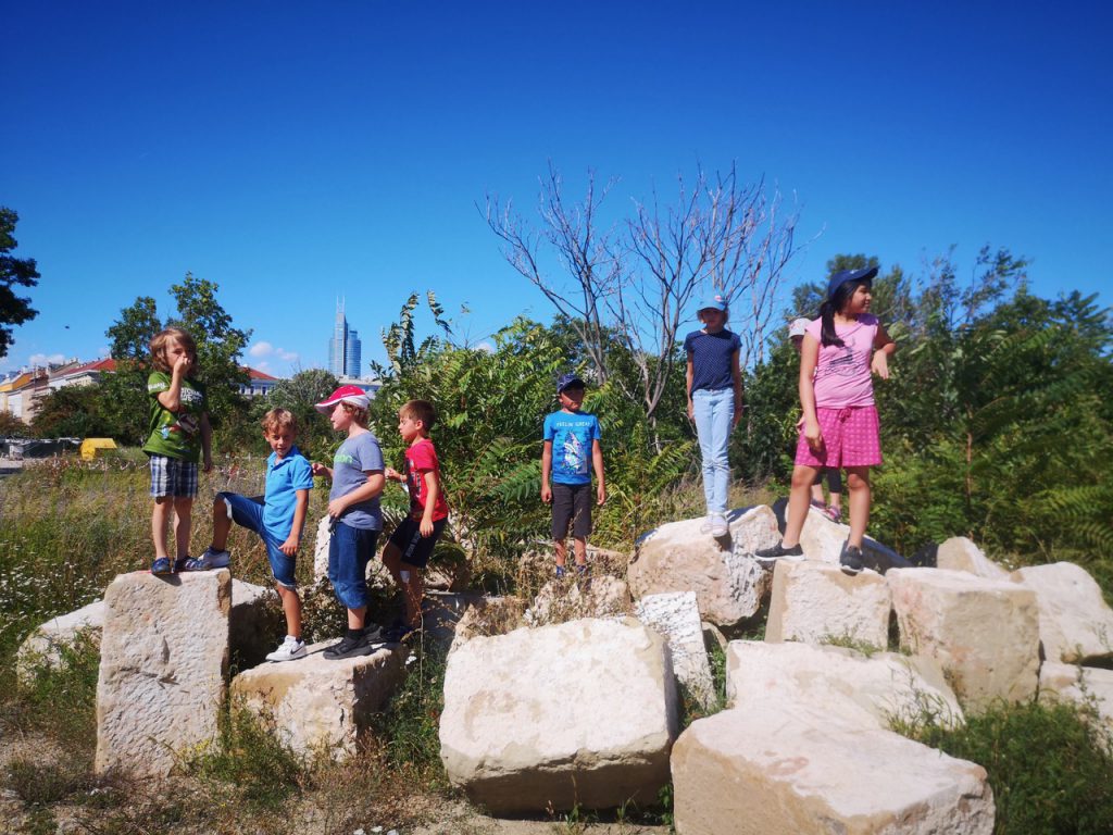 Kinder im Freien auf großen Steinen