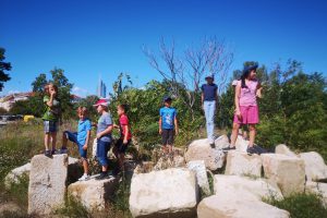 Kinder im Freien auf großen Steinen