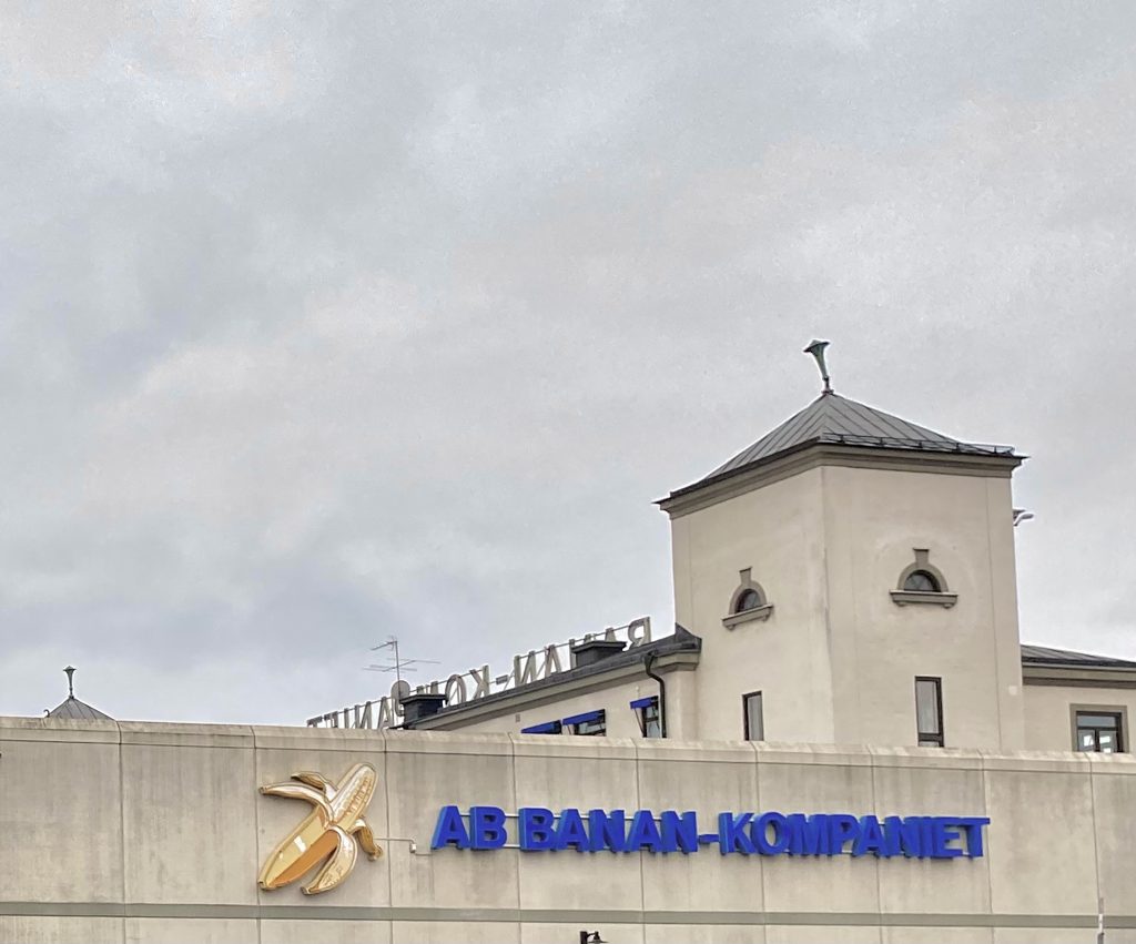 Gebäude mit Banane und blauem Schriftzug davor