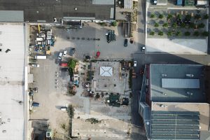 Blick von oben aus der Vogelperspektive auf urbanes Gebiet