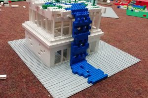 Haus aus Legosteinen auf einem braunen Untergrund