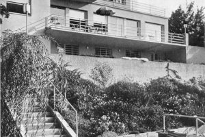 schwarz-weiß Aufnahme von einem großen mit Terrassen gesäumten Haus