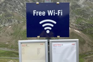 Busschild mit Abfahrtszeiten im Gebirge