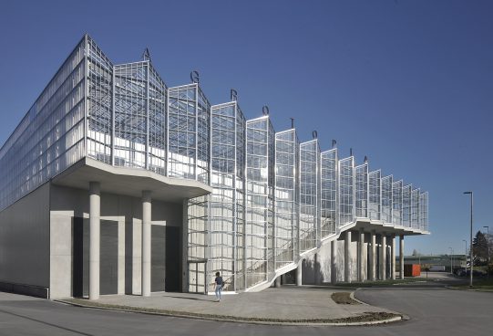Gebäude in zickzack-Form mit blauem Himmel im Hintergrund