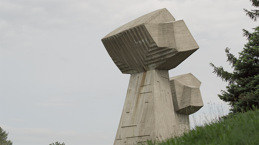 große Betonskulptur in einer Wiese