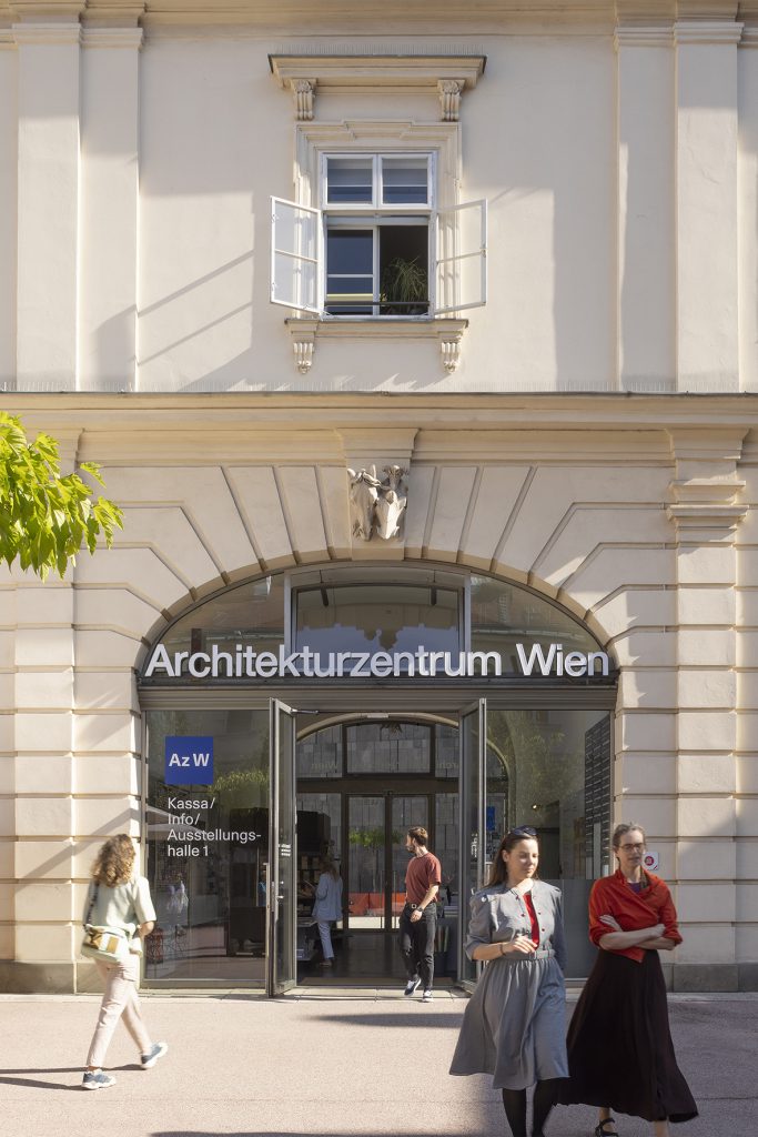4 Personen vor dem offenen Eingang des Architekturzentrum Wien