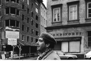 schwarz-weiß Foto mit einem Mann, der eine Kappe trägt