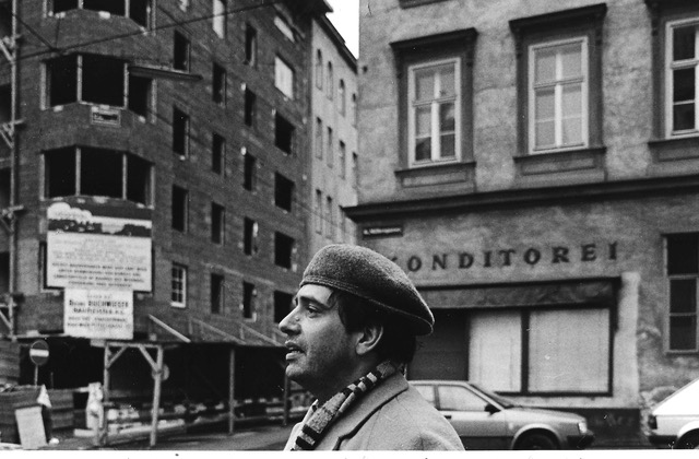 schwarz-weiß Foto mit einem Mann, der eine Kappe trägt