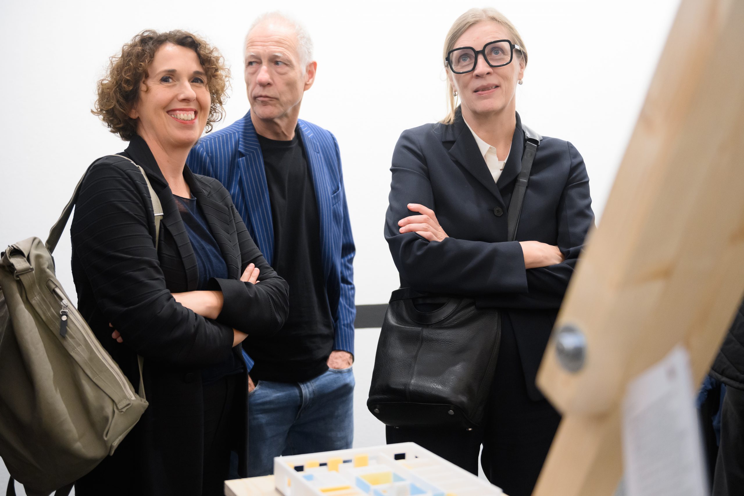 2 Frauen und ein Mann, eine Frau trägt eine schwarze Brille