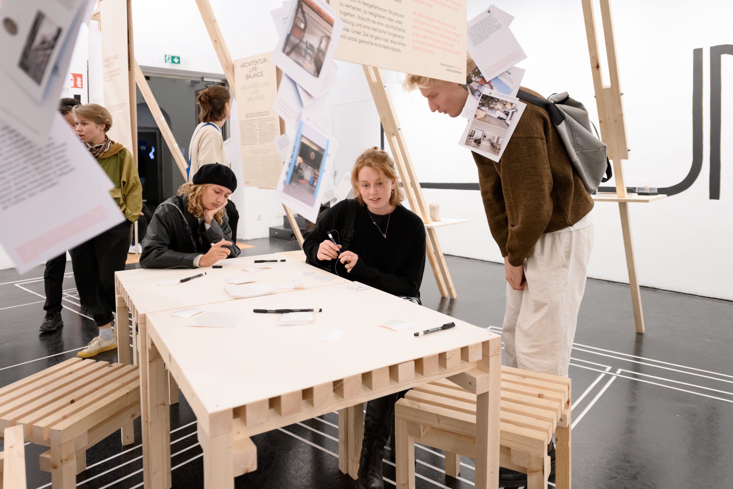 ein paar junge Menschen an einem Tisch aus Holz