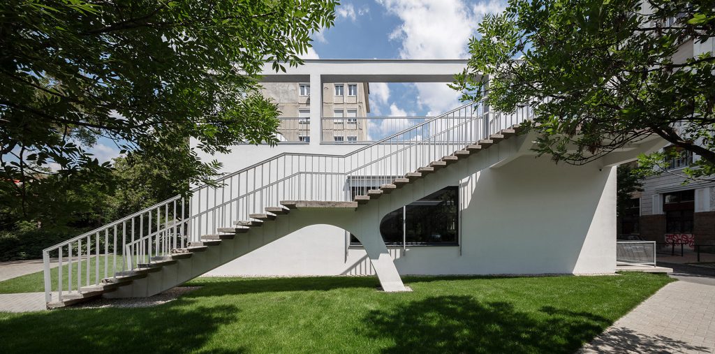 eine Treppe die von einer Wiese nach oben führt