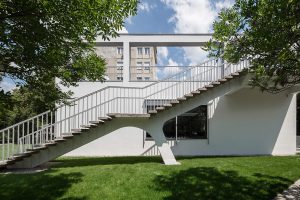 eine Treppe die von einer Wiese nach oben führt