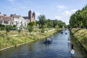 Fluss mit einigen Booten durch eine Stadt
