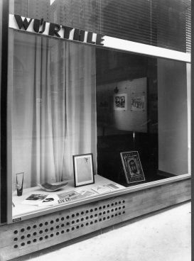 black/white photograph of the window of the gallery Würthle