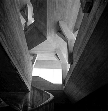 s/w Foto von Bauwerk aus Sichtbeton von unten in den Innenraum hinein fotografiert 
