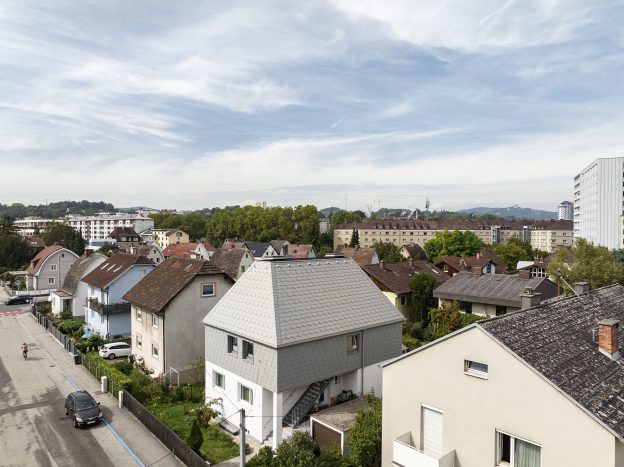 Siedlung von Einfamilien- und mehrstöckigen Häusern