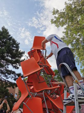 viele orange Sessel aufeinander gestapelt