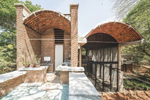 House with vaulted roofs made of terracotta cones