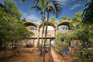 © Foto: Javier Callejas Palme, dahinter Gebäude mit gewölbten Dächern, im Vordergrund ein paar Motorräder