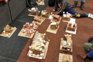 aus Lebkuchen geformte Häuschen mit viel bunten Zuckerl darauf
