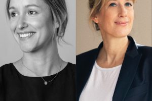 zwei Frauen nebeneinander die beide schwarz gekleidet sind, beide haben blonde Haare