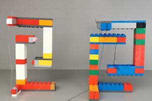 Zwei in sich schwebende Modelle aus LEGO