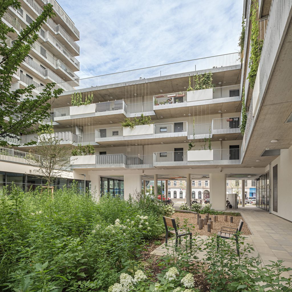 begrünter Innenhof mit Balkonen und mehrere Geschossen