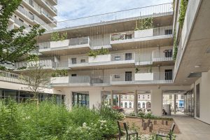 © Foto: Hertha Hurnaus begrünter Innenhof mit Balkonen und mehrere Geschossen