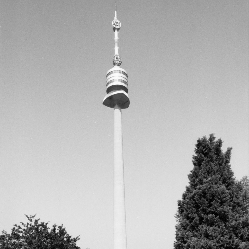 s/w Foto mit hohem Turm