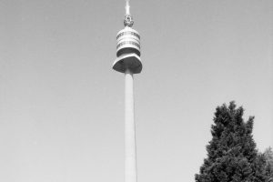 s/w Foto mit hohem Turm
