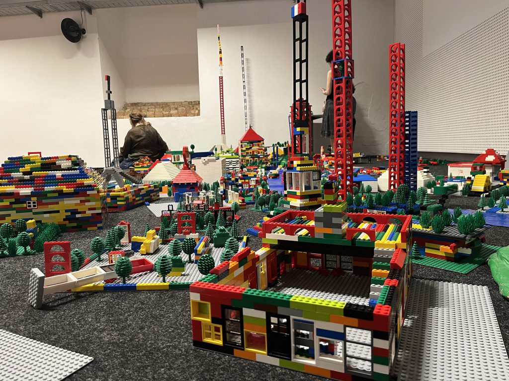 aus Lego erbaute Landschaft in einem großen Raum