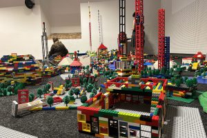 aus Lego erbaute Landschaft in einem großen Raum