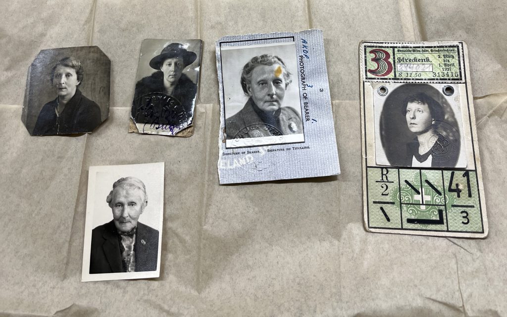 Fünf Fotos in schawrz-weiß von der selben Frau in unterschiedlichem Alter