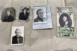 Fünf Fotos in schawrz-weiß von der selben Frau in unterschiedlichem Alter