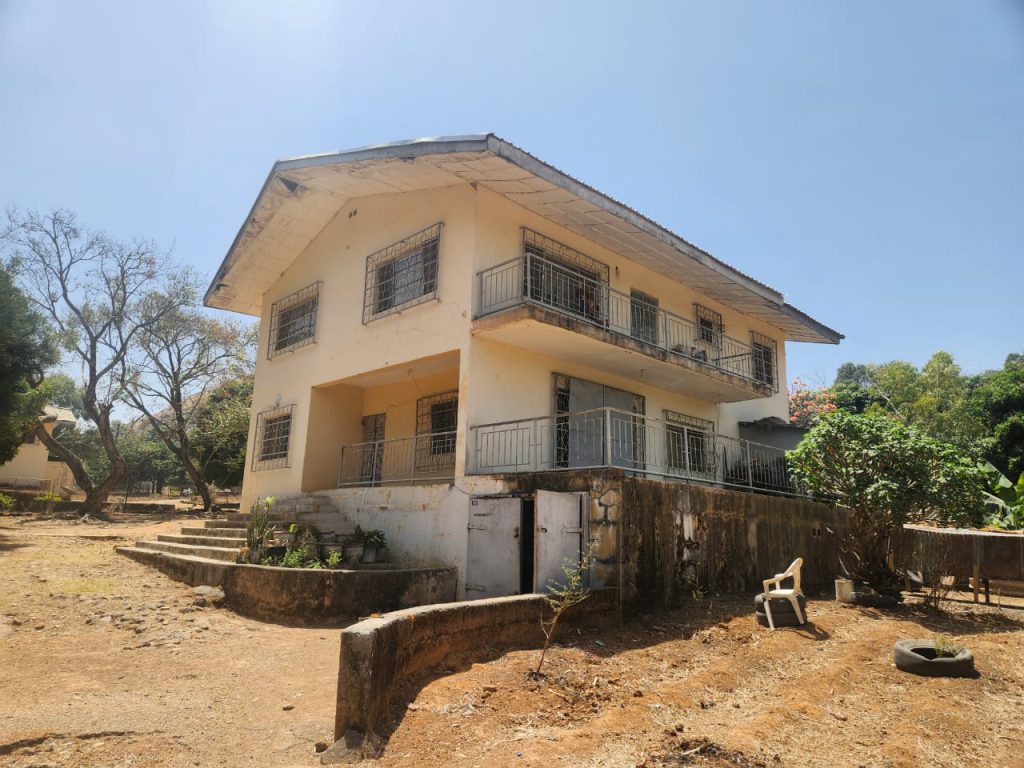 zweigeschossiges Haus mit vergitterten Fenstern