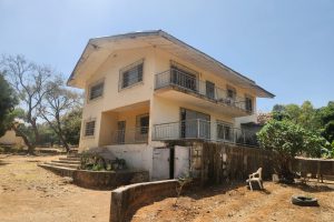 zweigeschossiges Haus mit vergitterten Fenstern