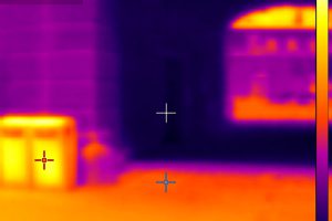 lila-oranges Bild mit Temperaturanzeige rechts im Bild und weiteren Angaben
