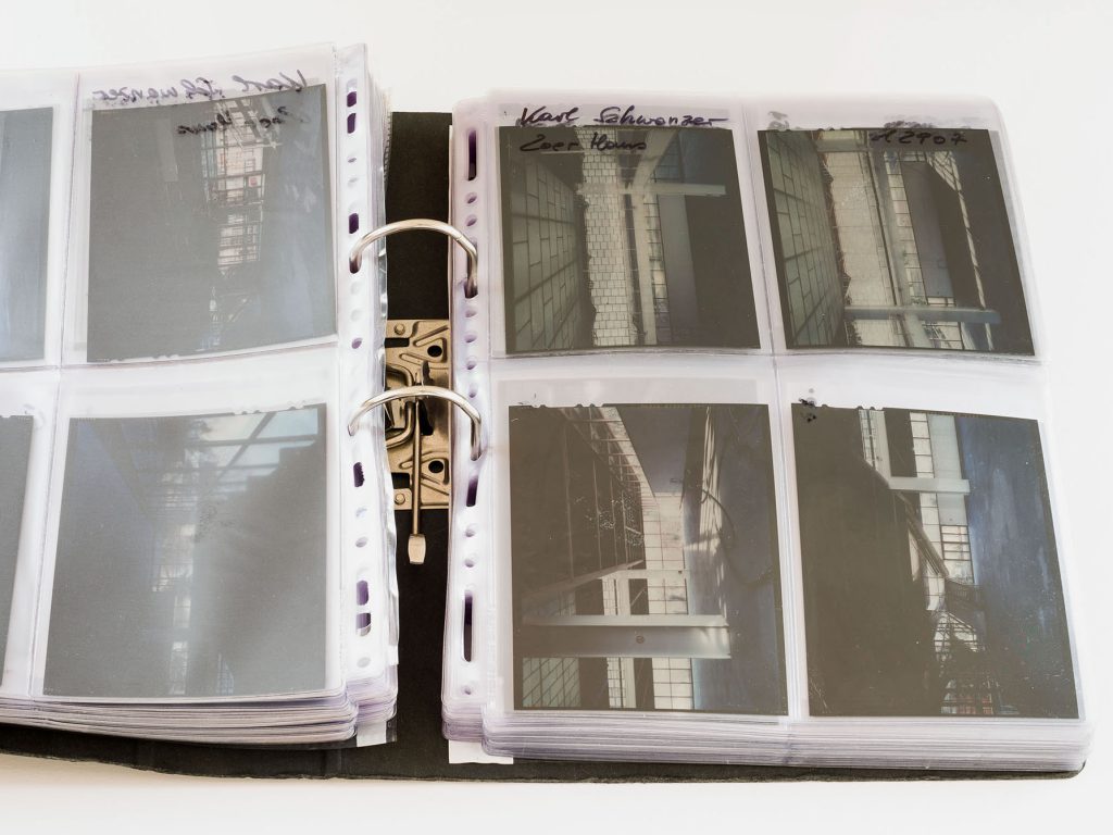 Ringmappe mit vielen Folien und großformatigen Dias